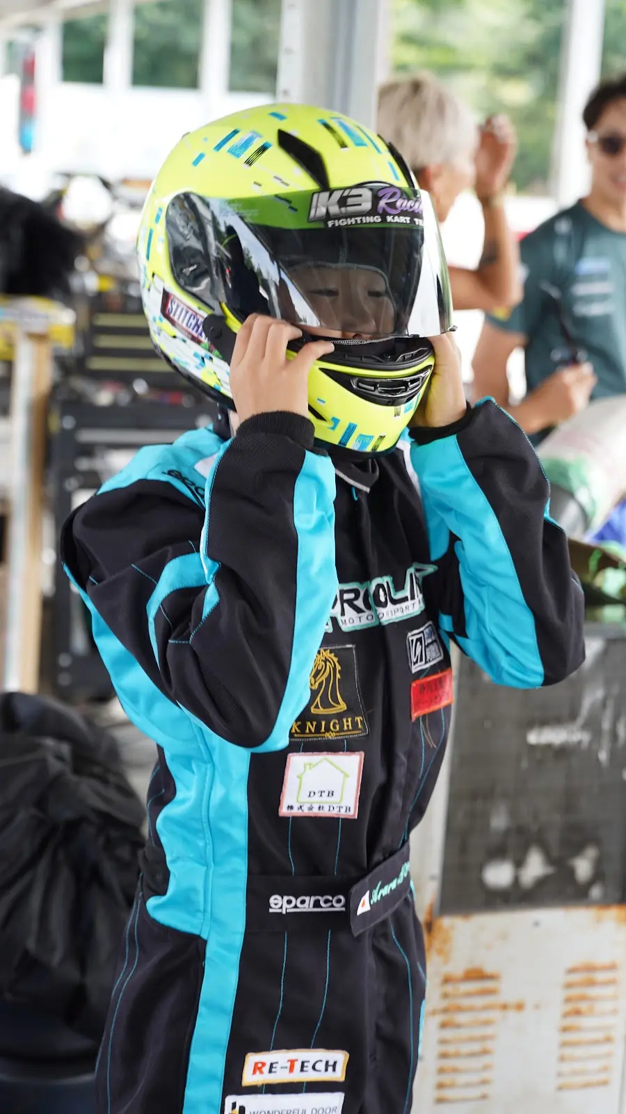 ヘルメットを装着して準備。