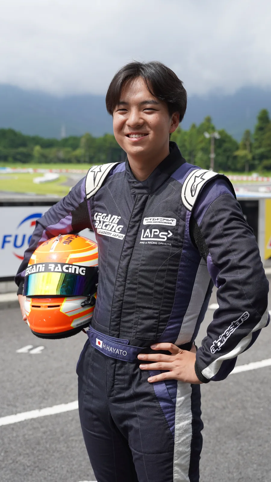 ヘルメットを手にした参加者。