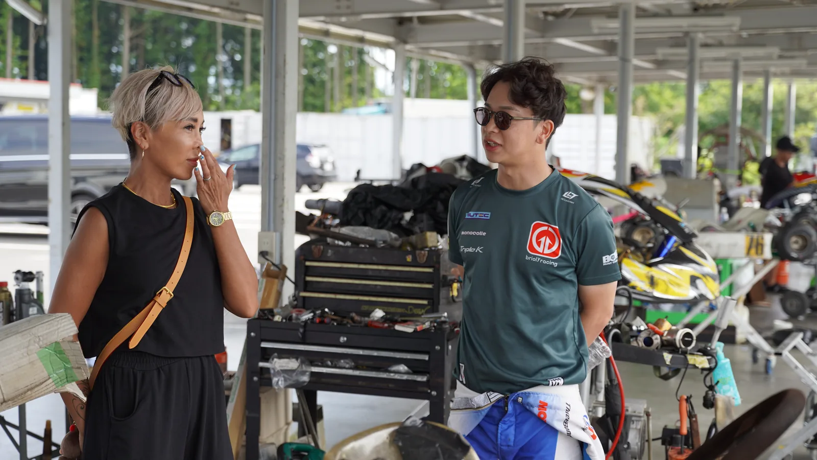 カートが並ぶピットで会話する人たち