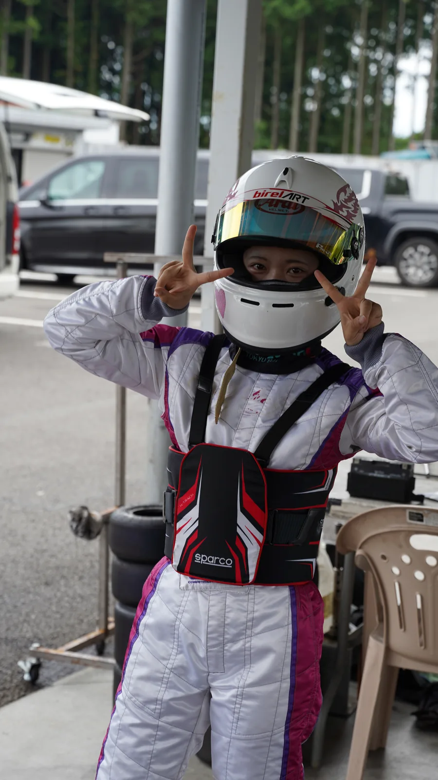 ヘルメット姿でカメラに向かって。