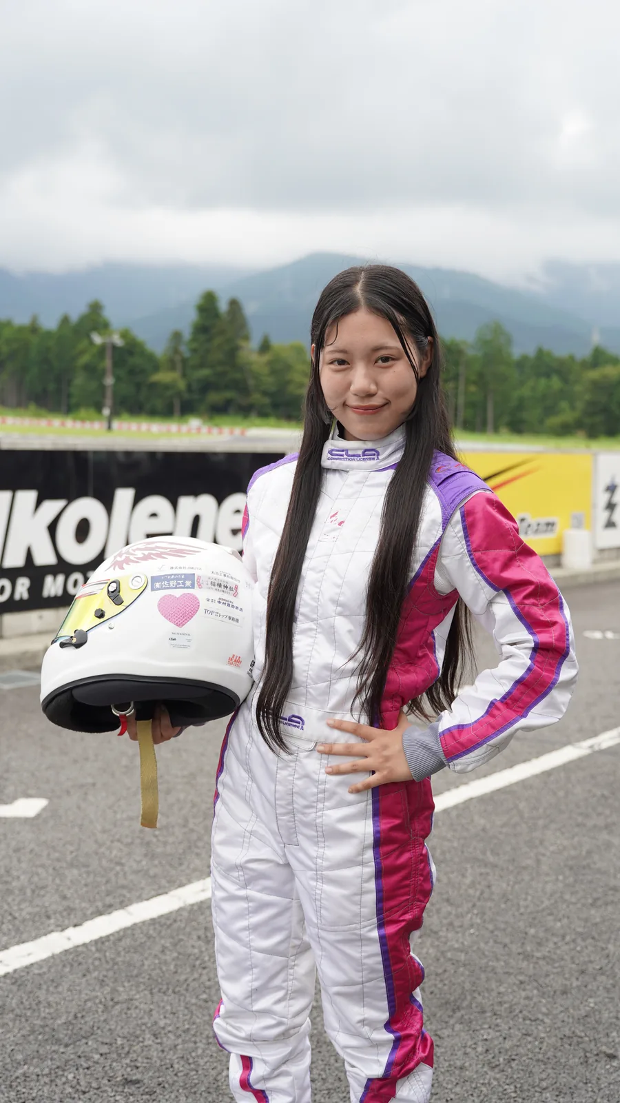 レーシングスーツ姿の参加者。