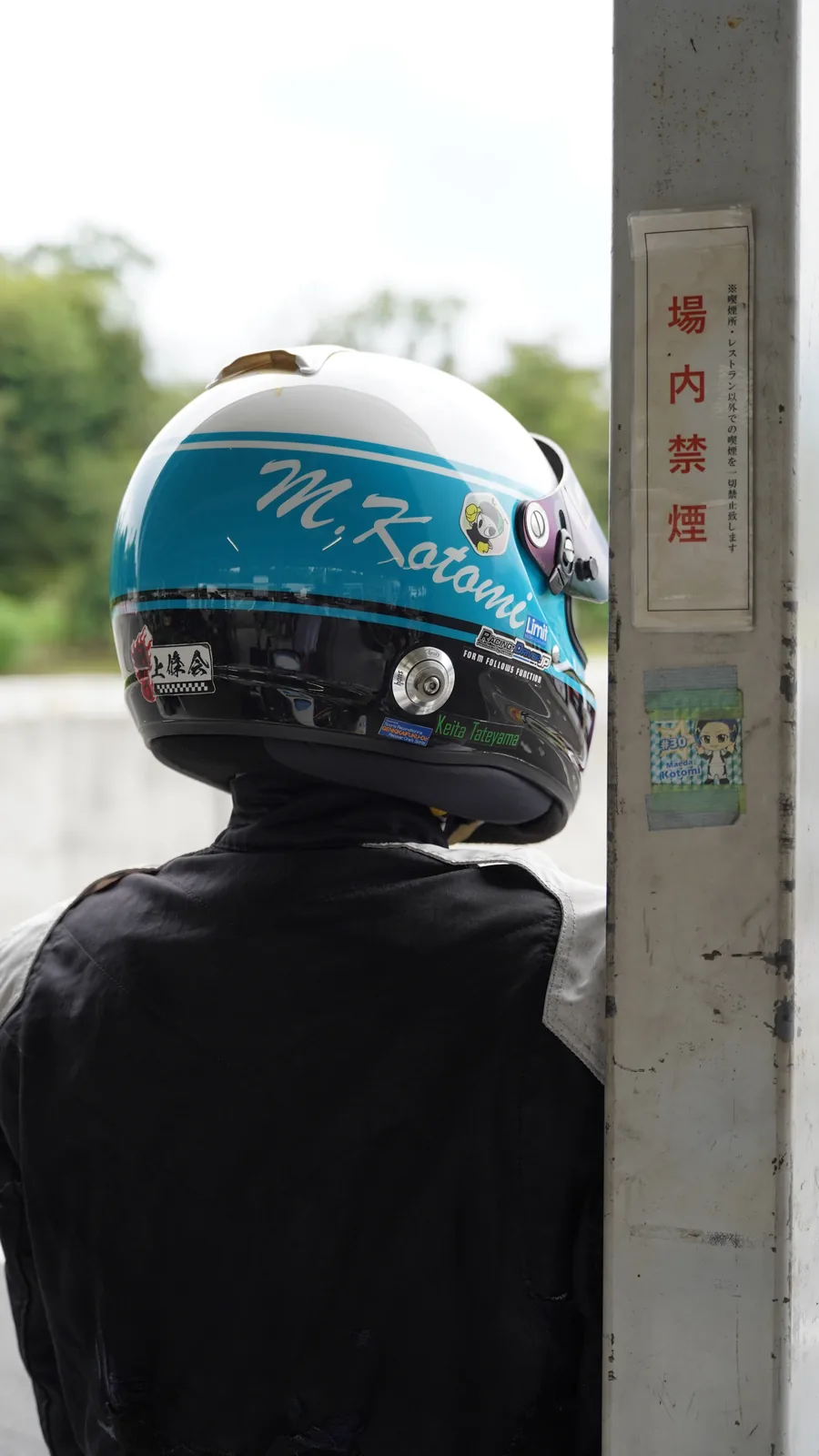 ピットからコースに目を向ける。